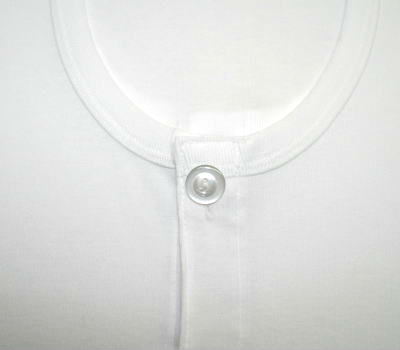 介護用品　日本製　紳士ボタン介護肌着大のボタン部分の写真です。