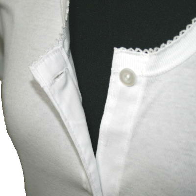 介護用品　日本製　紳士ボタン介護肌着のボタン部分の写真です。