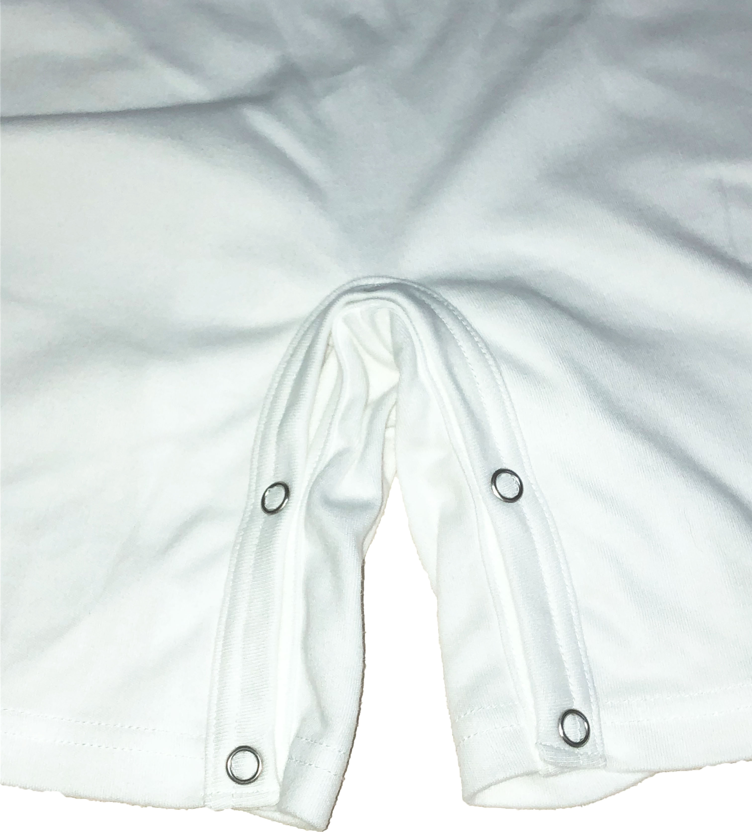 介護用品　日本製　ロンパースの股部分ホックの写真です。